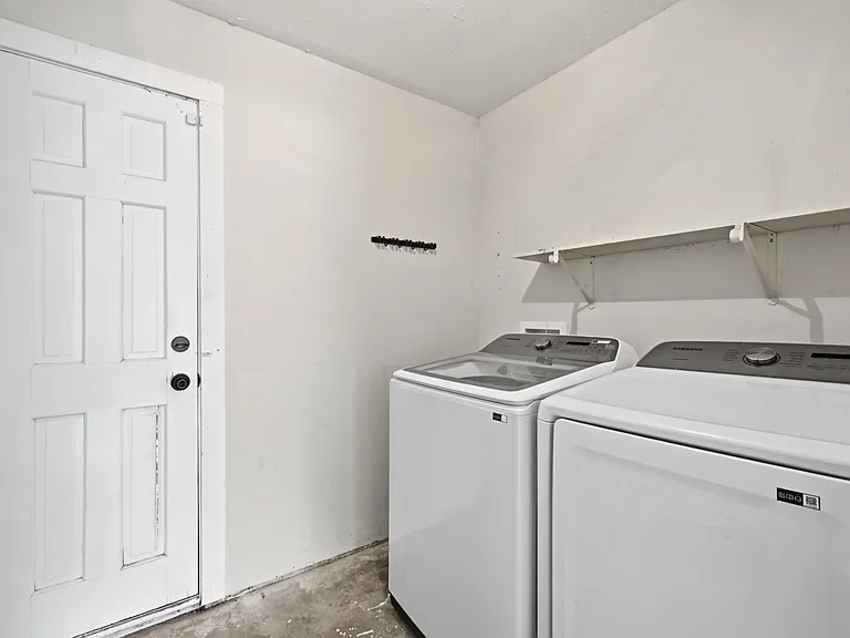 2313 Lakehurst Dr — Photo 23