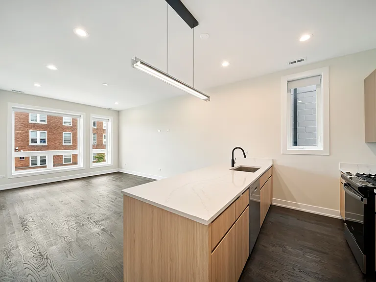 408 E 50th Pl #1E — Photo 7
