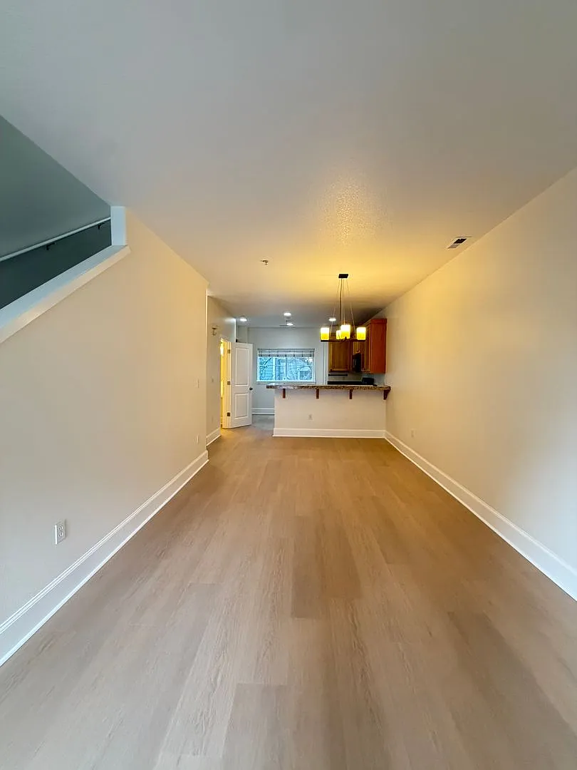 Beaverton TH. Huge 3rd bed/bonus room. Attached Garage- Close 2 Max — Photo 4