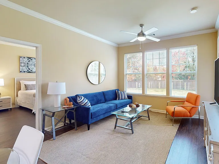 Signal Hill Apartment Homes — Photo 11