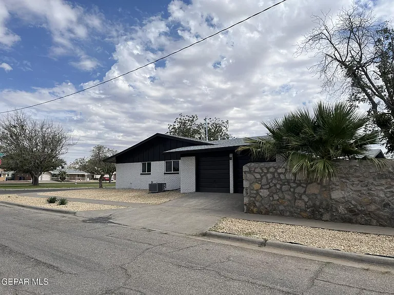 8600 Edgemere Blvd — Photo 21