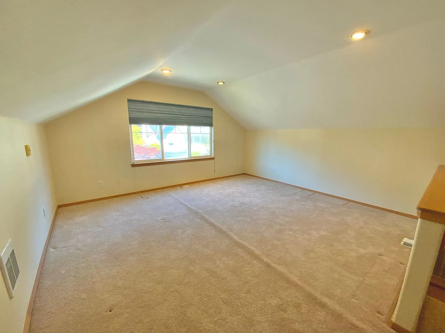 Stunning 4bd/3bth Property In Everett — Photo 3