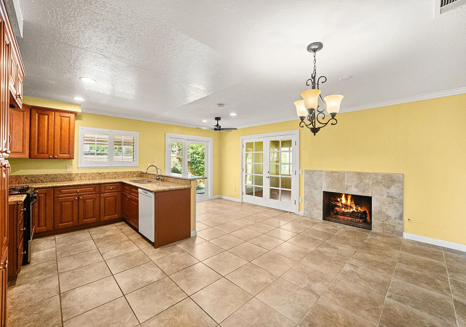Beautiful Corner Home — Photo 4