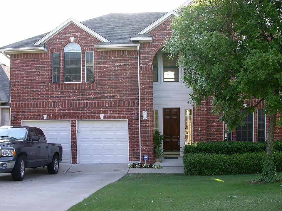 Well maintained Lake Pointe home on large corner lot!