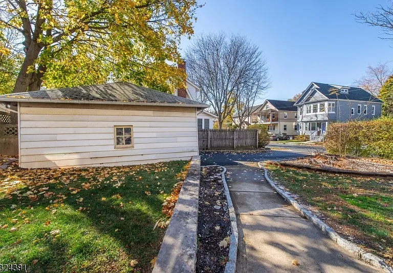 51 Cedar Ave — Photo 24