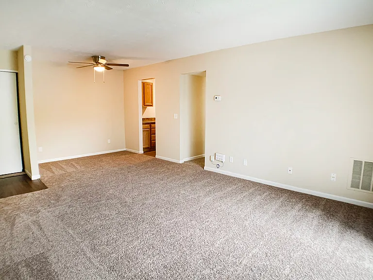 Crown Crossing Apartments — Photo 32