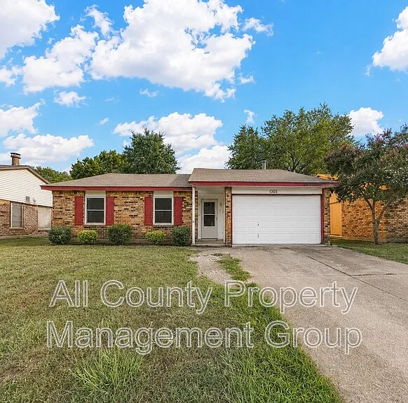 1305 Clark Trl — Photo 1