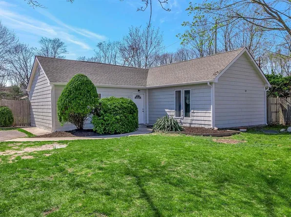 26 Ponquogue Avenue, Hampton Bays, NY 11946