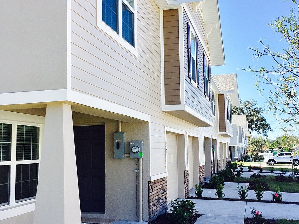 1032 Dossey Oaks Exterior