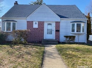 5 Winthrop Ave, Syosset, NY 11791
