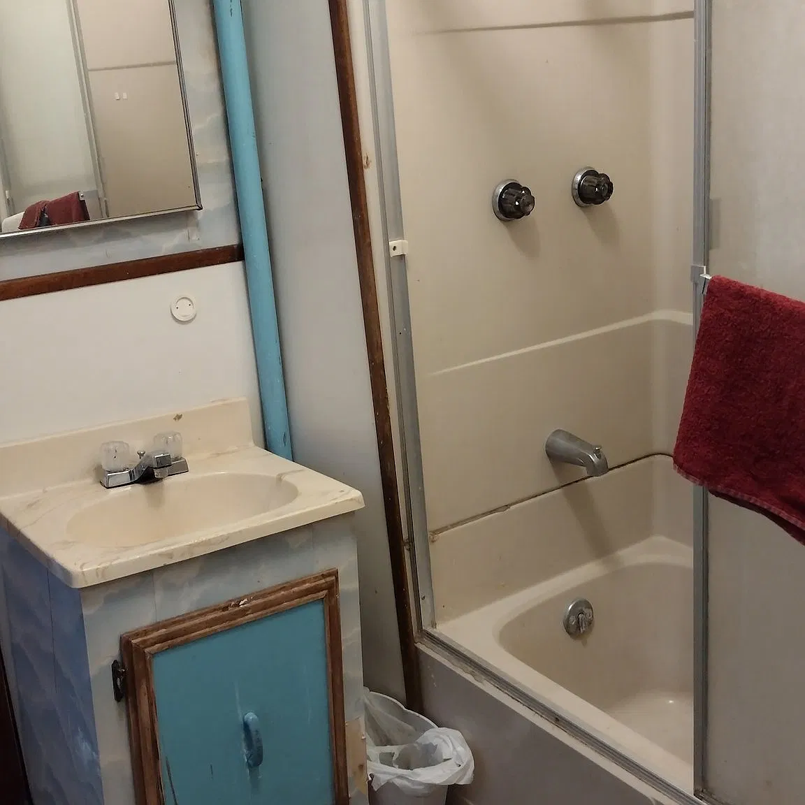 Charming 2 Bed, 1.5 Bath Single Family Home in Saint Joseph, MO — Photo 4