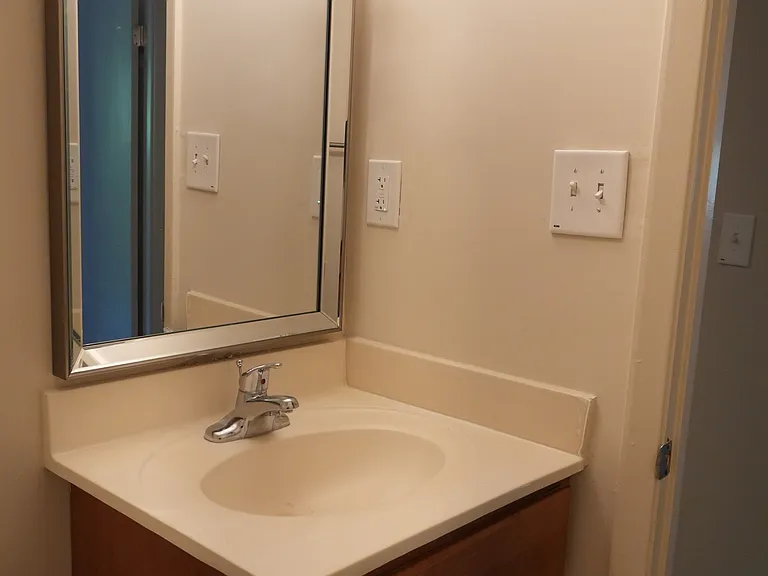 Edmondson Park Apartments — Photo 11