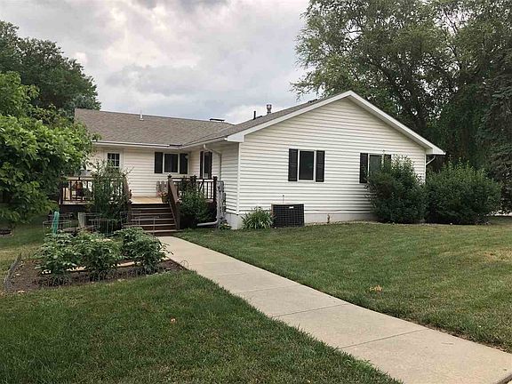 3rd image of 713 Maple Crest Dr