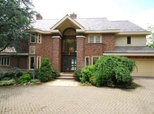 6 Shorecliff Pl, Great Neck, NY 11023