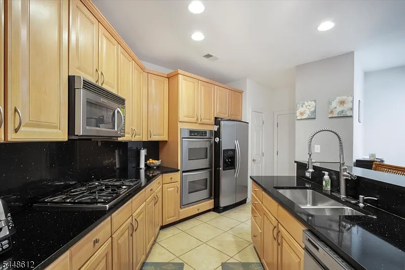 3 bed, 2.5 bath, $4,700 — Photo 3