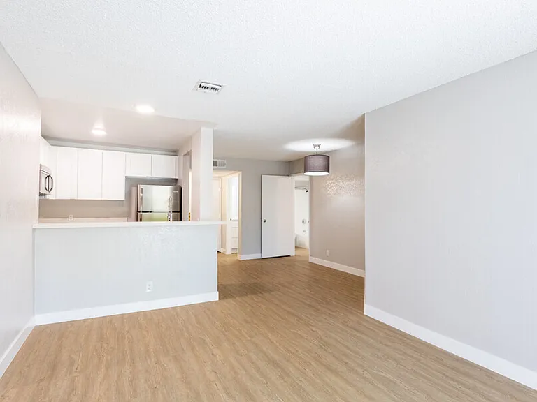 Spacious 2 Bedroom/2 Bath Apartment in KoreaTown - — Photo 15
