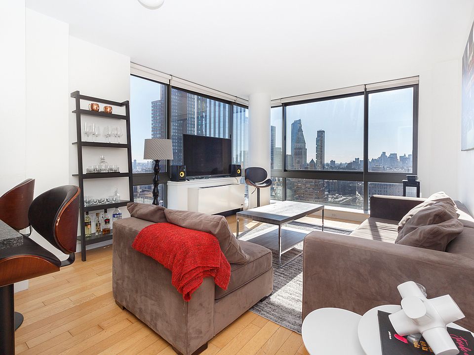 1st image of 9 W 31st St APT 34