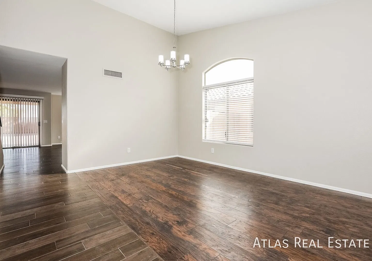 Spectacular 4 Bedroom 2.5 Bath home located in San Tan Valley featuring a large backyard! — Photo 2