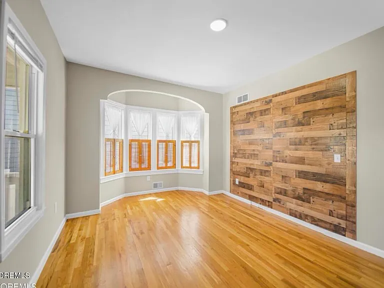 607 McClellan St — Photo 7