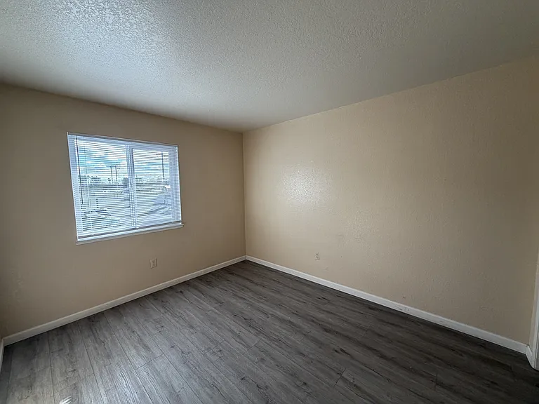 2121 Moffett Rd — Photo 18