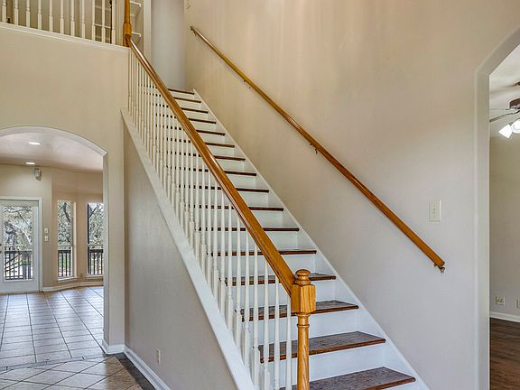 3rd image of 105 COUNTRY MEADOW DR