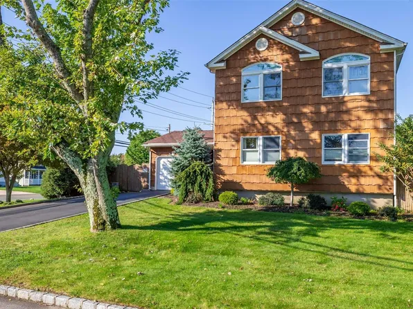 4 Roosevelt Avenue, Islip, NY 11751