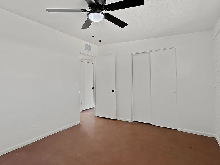 1515 E Blacklidge Dr — Photo 6