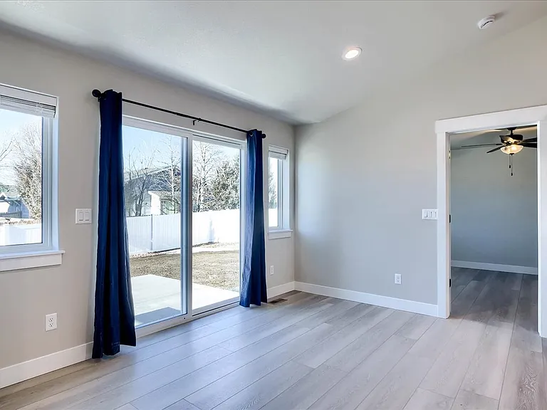 910 Phipps Ave — Photo 46