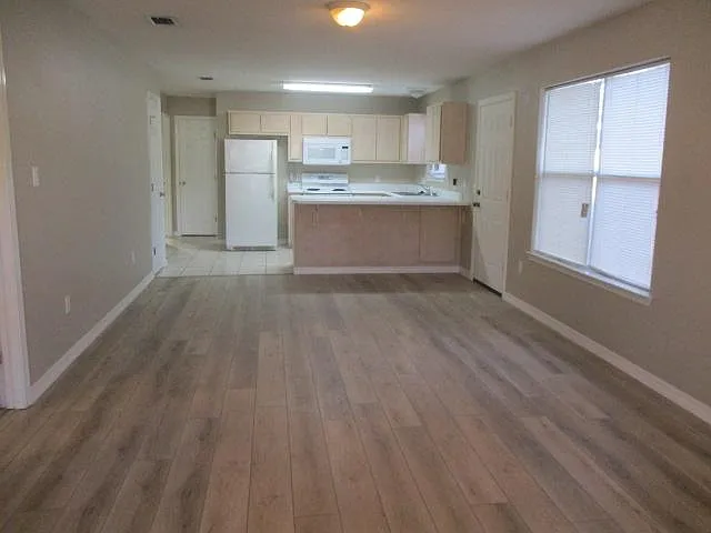 3 bed, 1200 sqft, $1,850 — Photo 4
