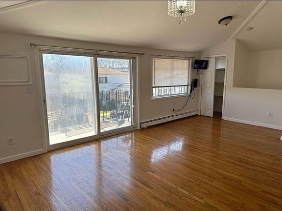 4th image of 109 Avenue 155 St