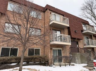 607 W Central Rd #7A4, Mount Prospect, IL 60056