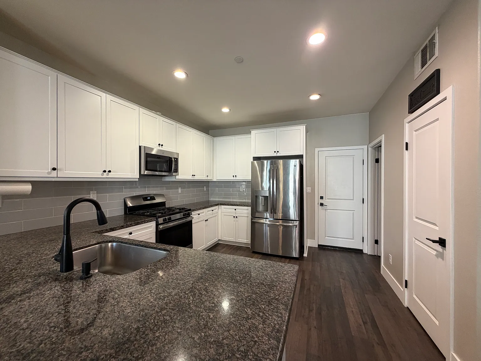 3 bed, 2.5 bath, 1865 sqft, $3,195 — Photo 4