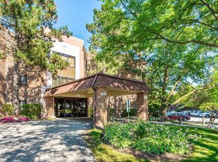 1002 Castilian Ct APT 302, Glenview, IL 60025