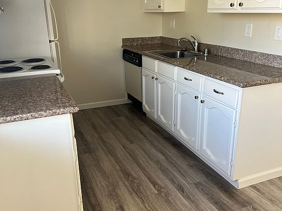 3rd image of 450 Commercial Ave