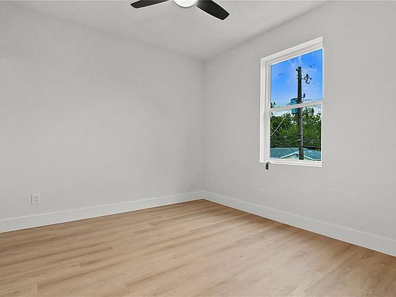 5th image of 2730 37th Ave N #B