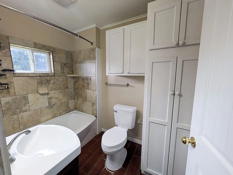 1030 Dallas St — Photo 11