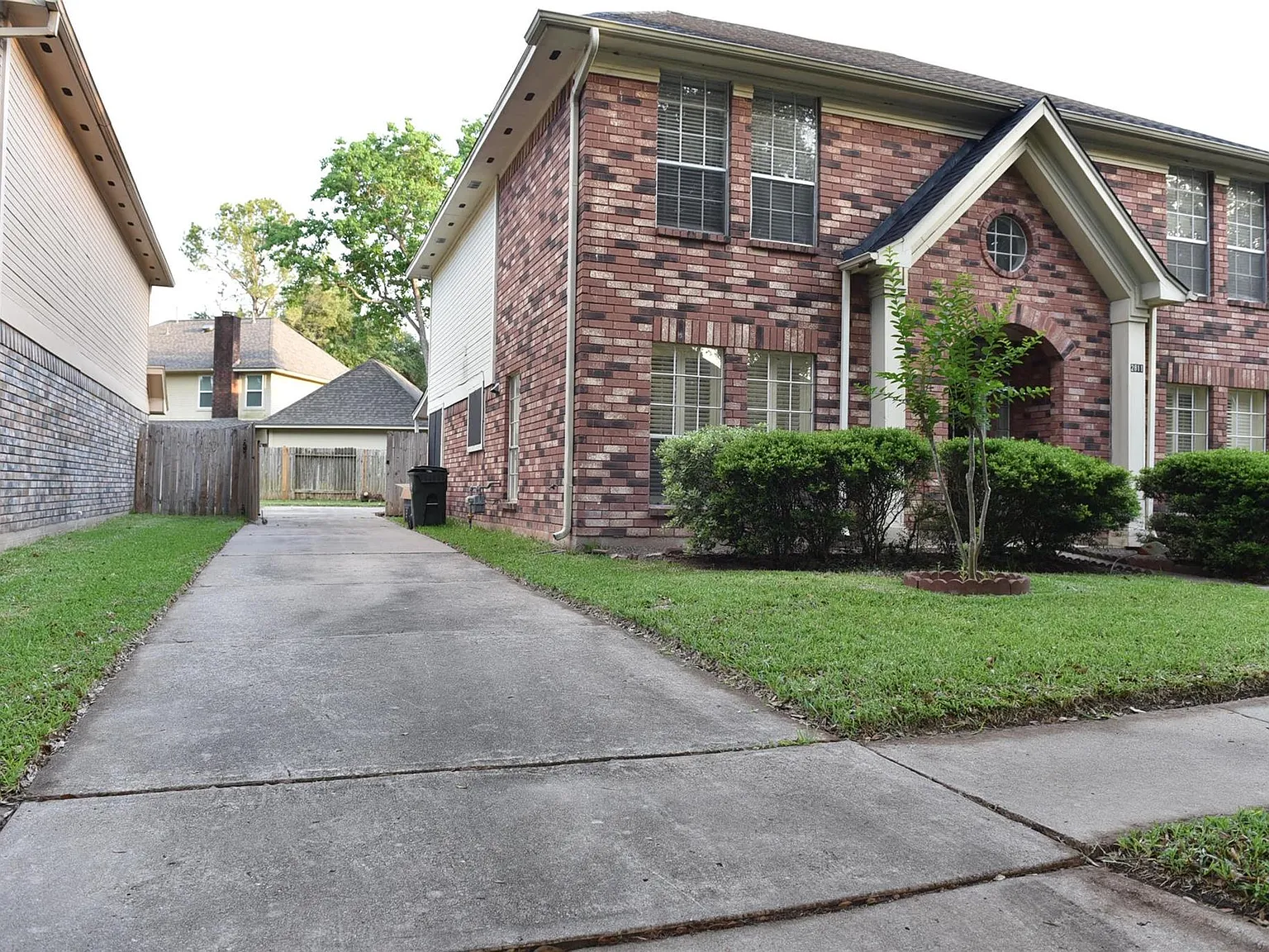 4 bed, 2.5 bath, 2672 sqft, $2,400 — Photo 2