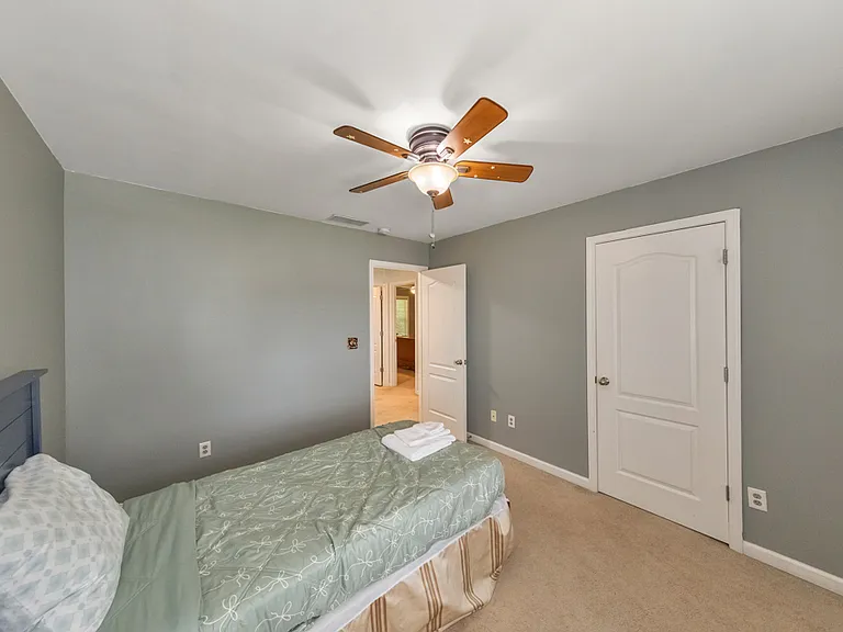179 Holbrook Dr — Photo 7