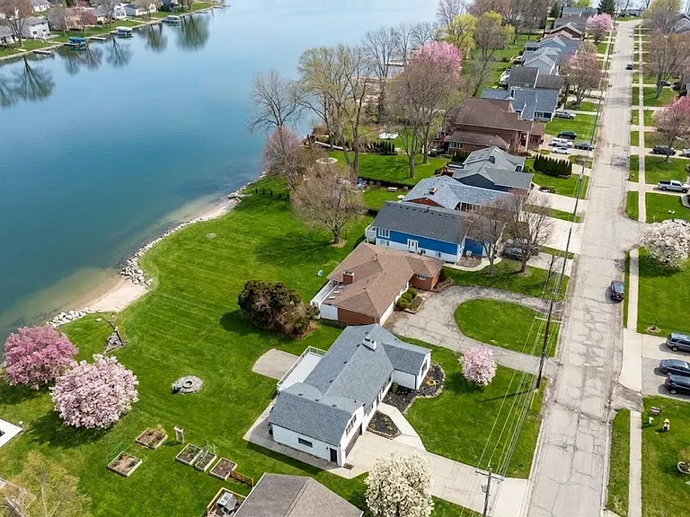 915 James K Blvd — Photo 11
