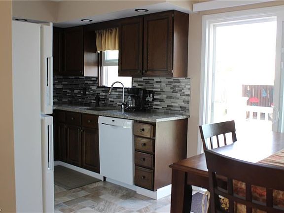 3rd image of 563 E 305th St