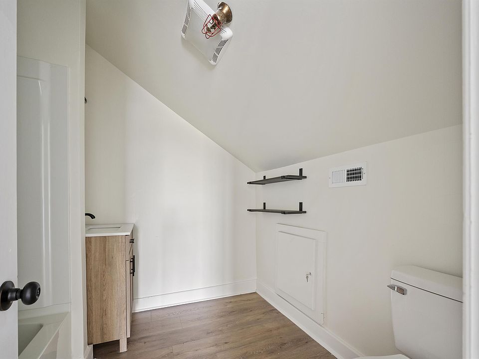 1st image of 212 W 6th St #11258215
