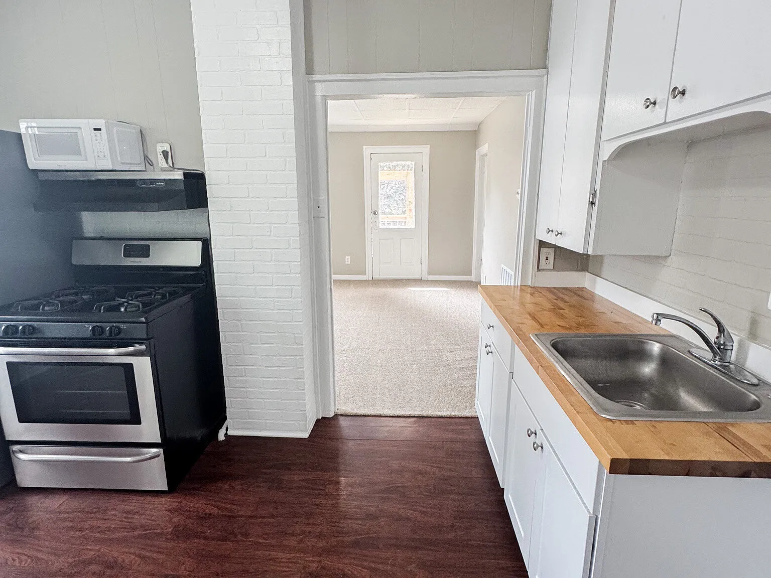 Upgraded 2 Bed / 1 Bath — Photo 3