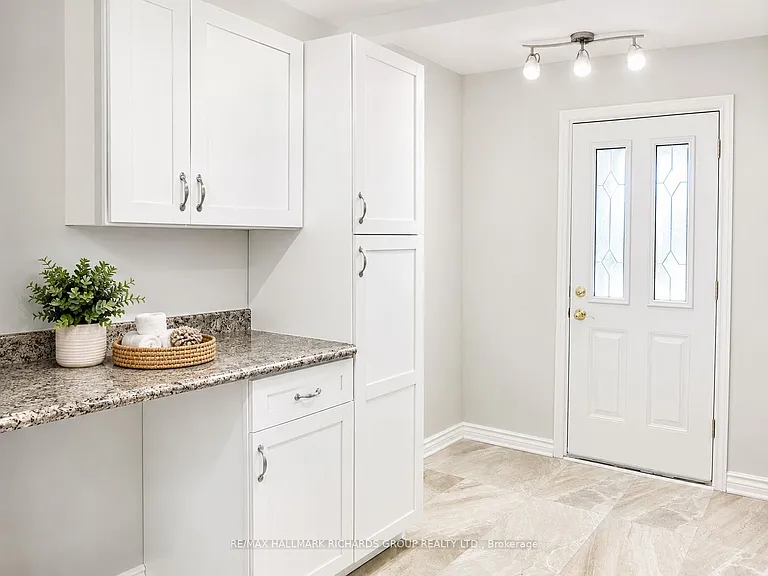14 Glen Everest Rd #UPPER — Photo 1