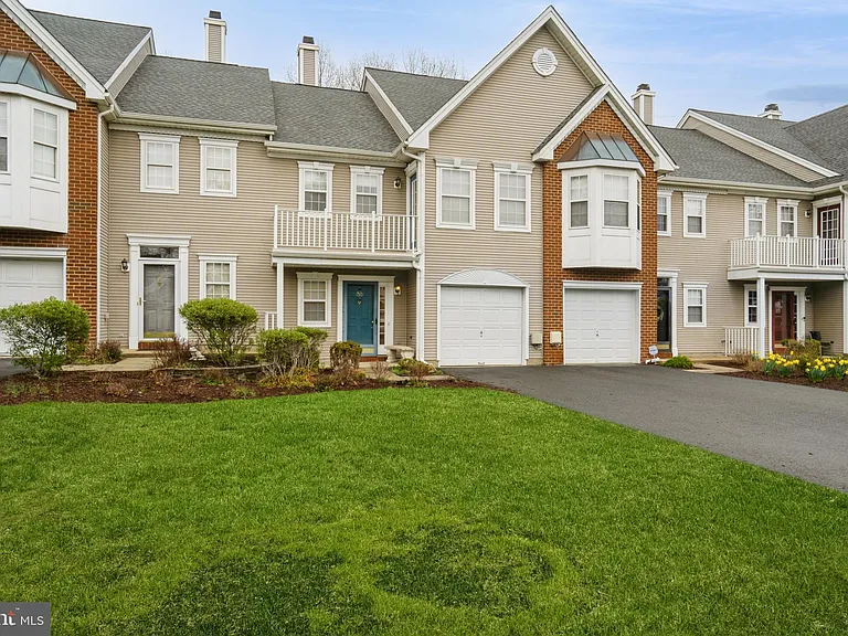 210 Kentshire Ct — Photo 2