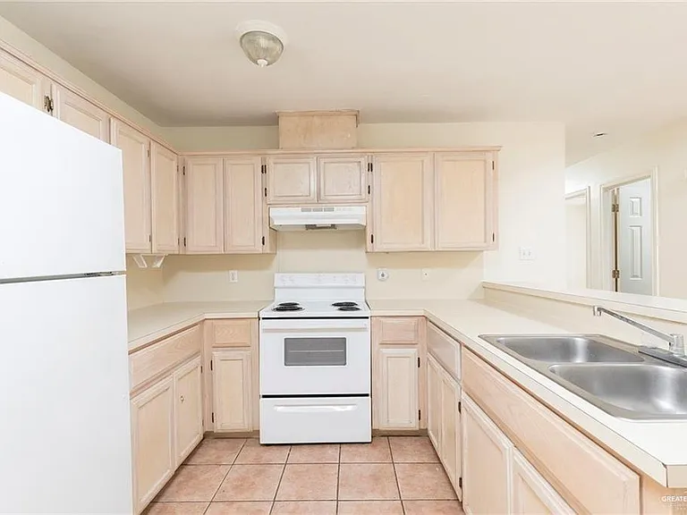 408 E Ulex Ave — Photo 2