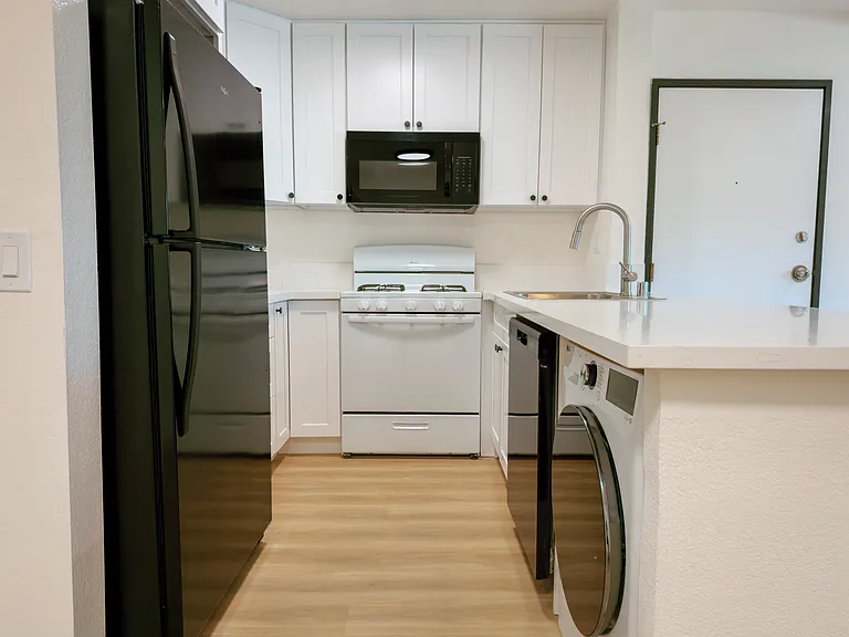 Laurel Canyon Place — Photo 6
