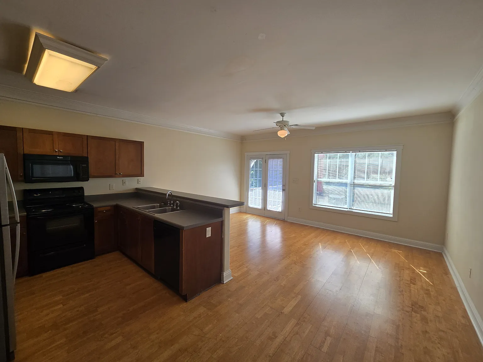 3 bed, 1351 sqft, $3,080 — Photo 4