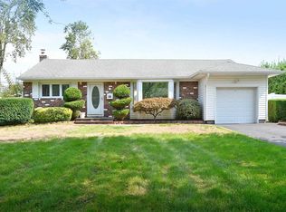 27 Shirley Ct, Commack, NY 11725