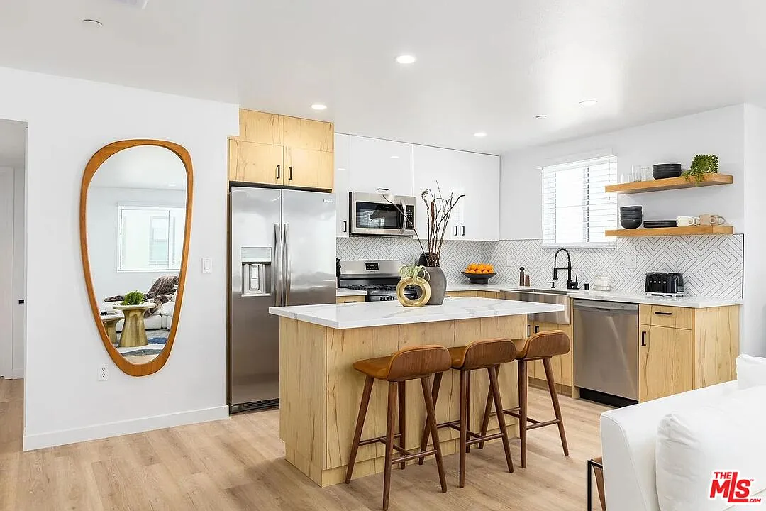 3 bed, 2.0 bath, 1310 sqft, $4,150 — Photo 3