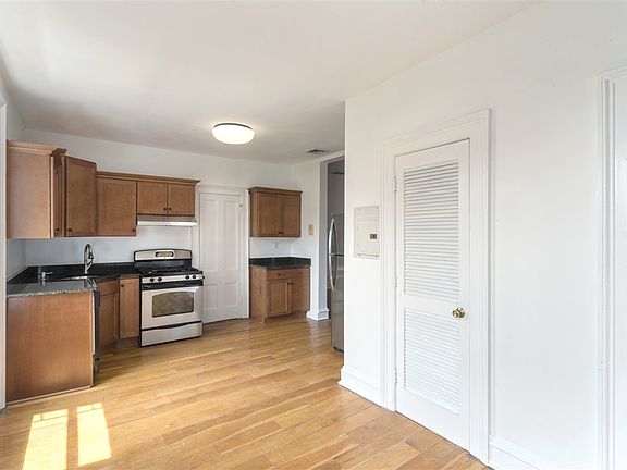 4th image of 73 Sussex St #3